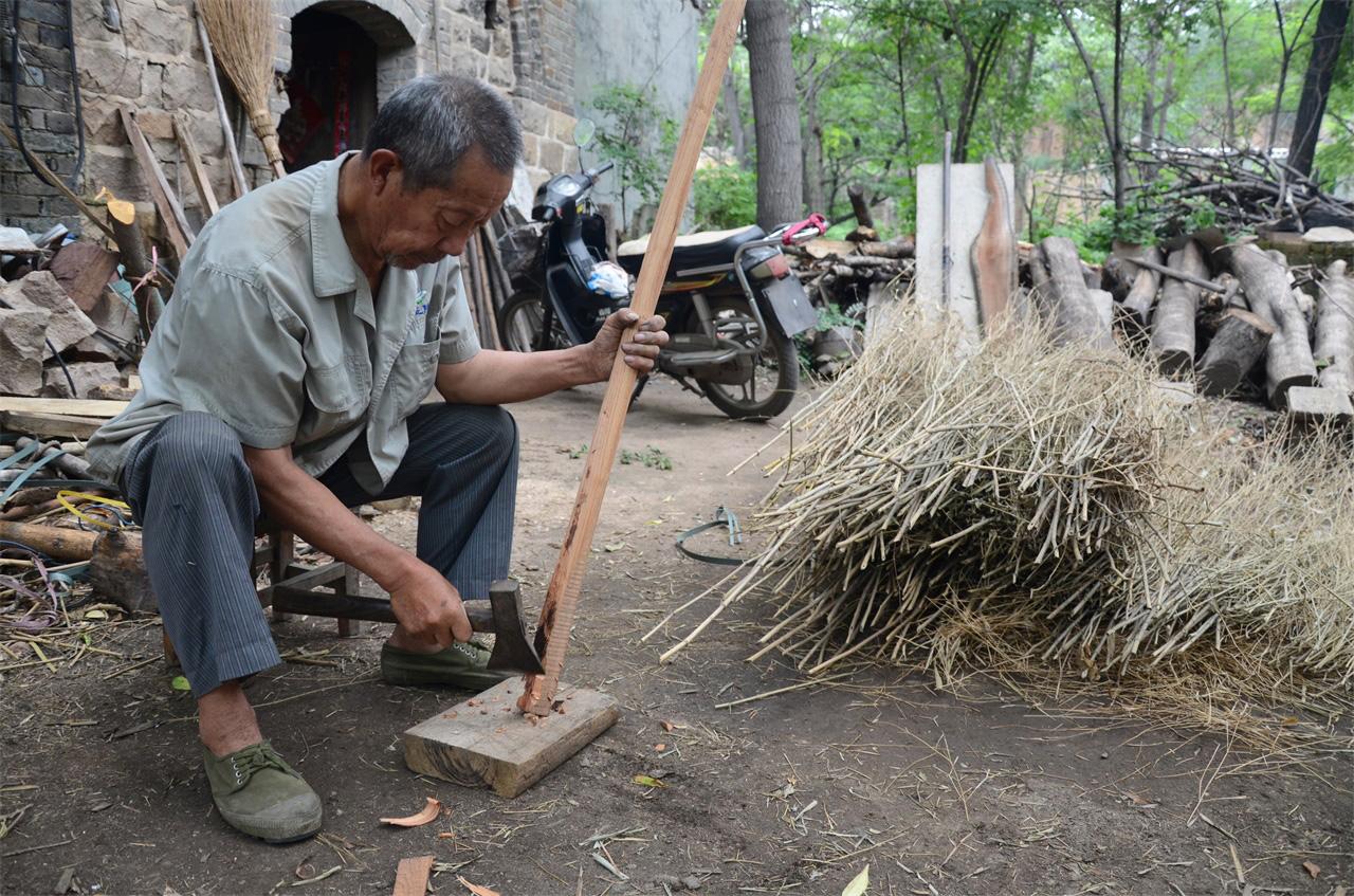 河南農(nóng)村老人手工做掃帚，一把賣(mài)28塊錢(qián)，一年能做一千多把