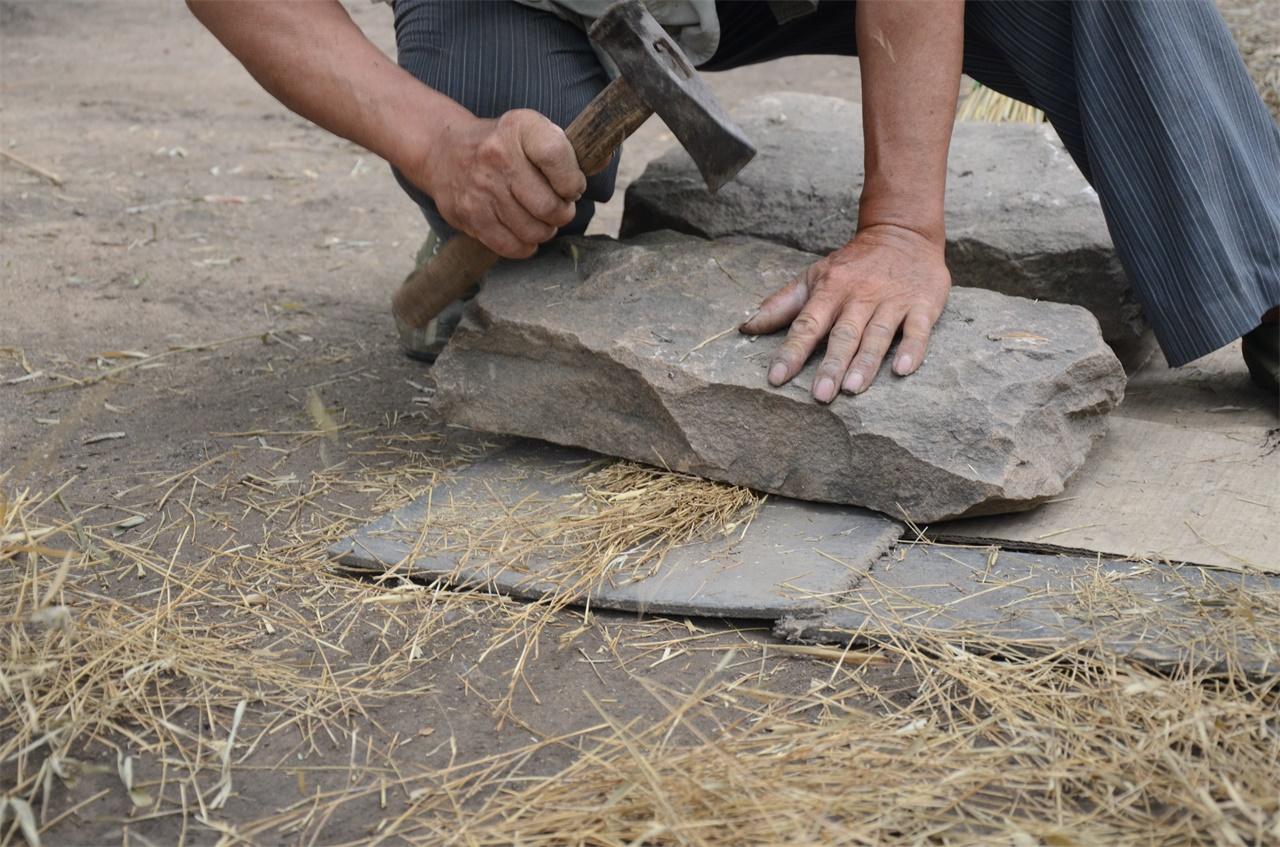 河南農(nóng)村老人手工做掃帚，一把賣(mài)28塊錢(qián)，一年能做一千多把