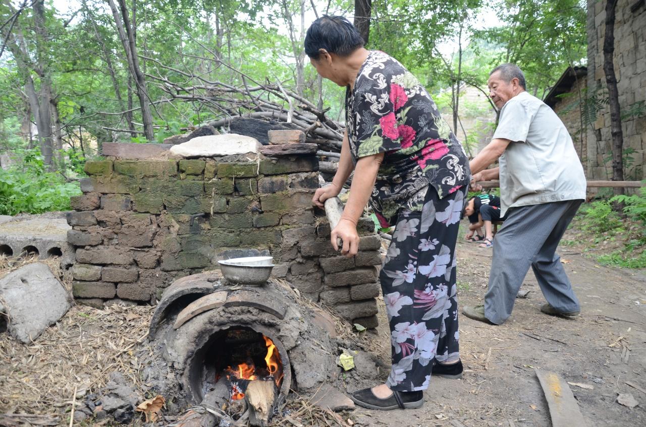河南農(nóng)村老人手工做掃帚，一把賣(mài)28塊錢(qián)，一年能做一千多把