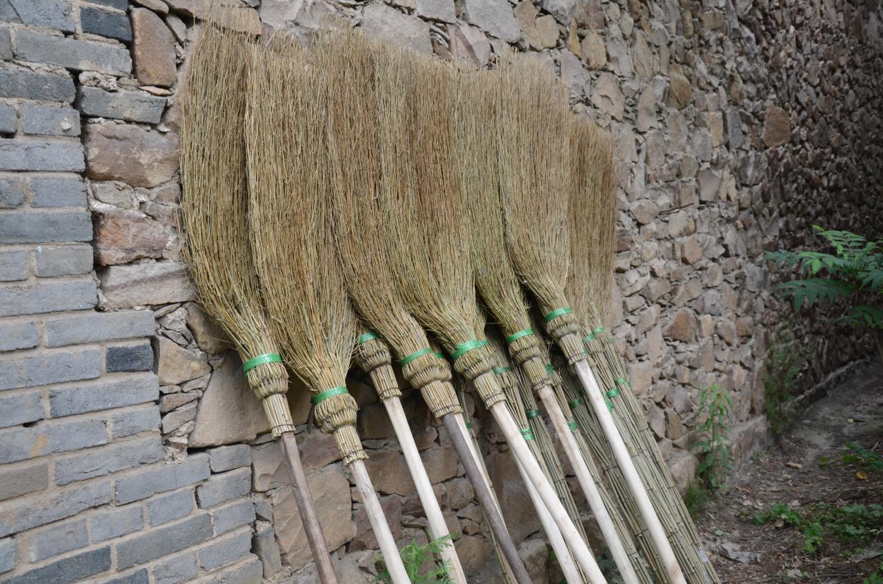 河南農(nóng)村老人手工做掃帚，一把賣(mài)28塊錢(qián)，一年能做一千多把