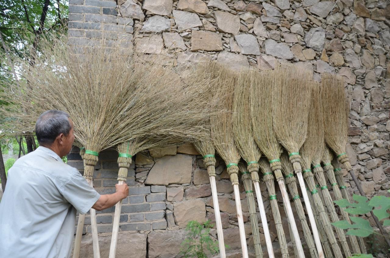 河南農(nóng)村老人手工做掃帚，一把賣(mài)28塊錢(qián)，一年能做一千多把