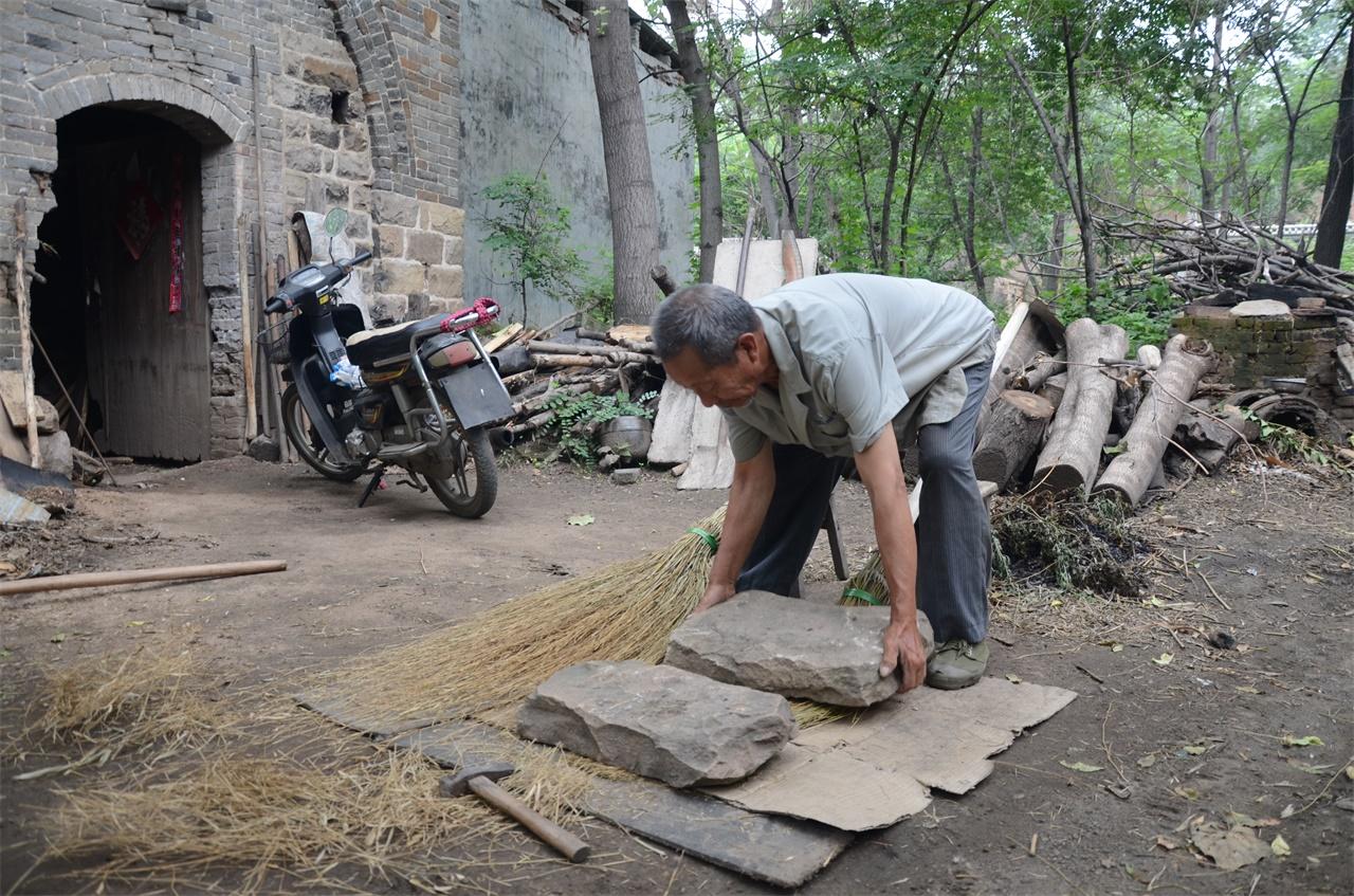 河南農(nóng)村老人手工做掃帚，一把賣(mài)28塊錢(qián)，一年能做一千多把