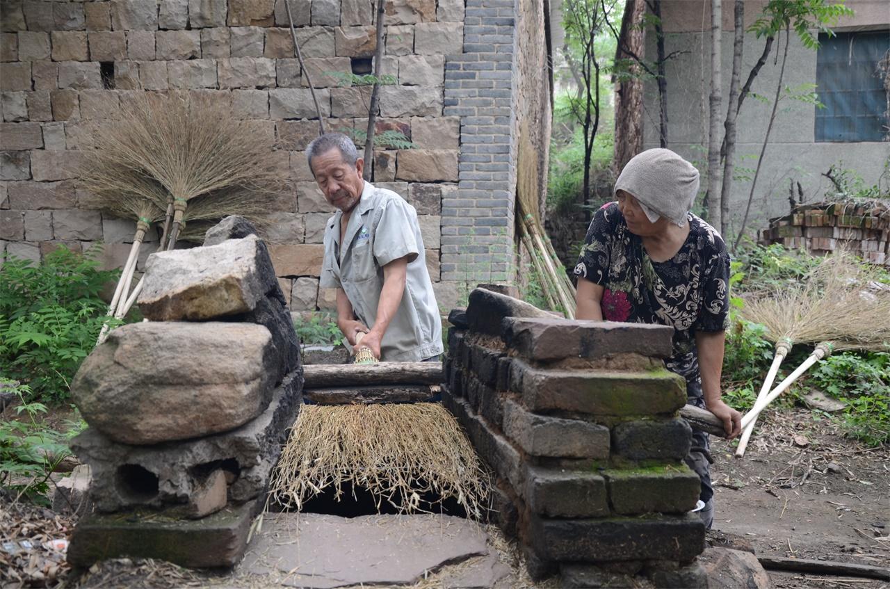 河南農(nóng)村老人手工做掃帚，一把賣(mài)28塊錢(qián)，一年能做一千多把