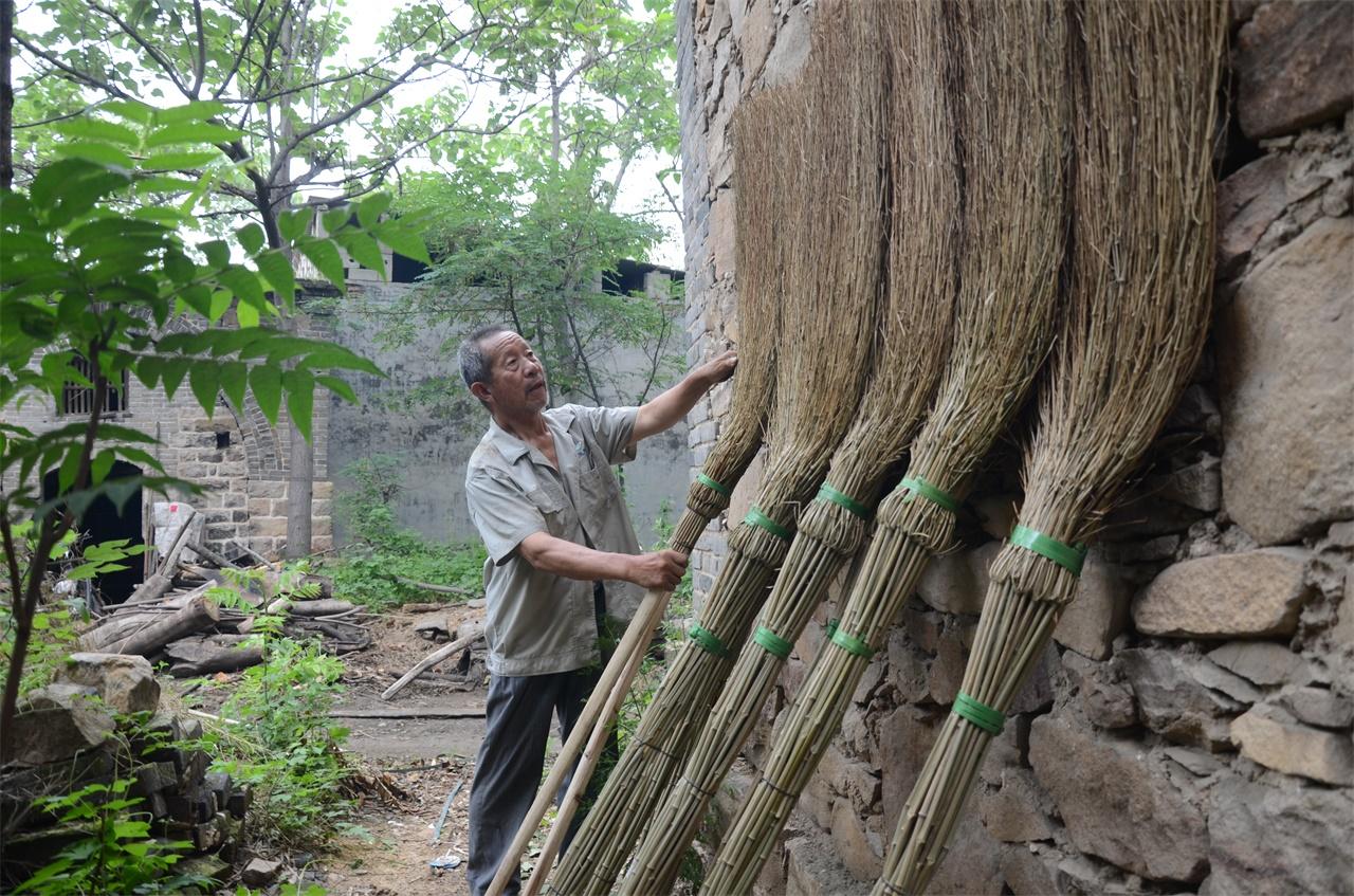 河南農(nóng)村老人手工做掃帚，一把賣(mài)28塊錢(qián)，一年能做一千多把