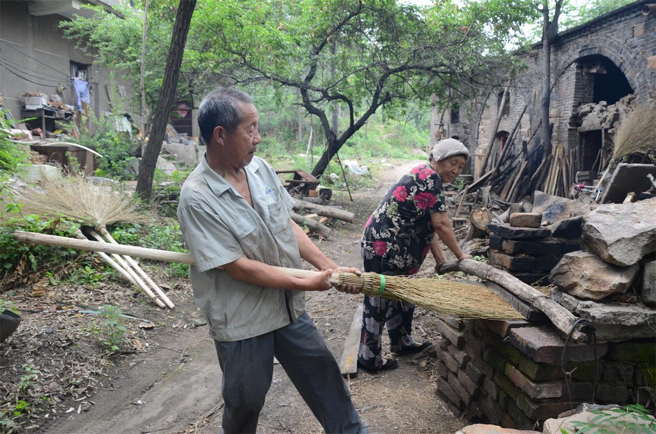 河南農(nóng)村老人手工做掃帚，一把賣(mài)28塊錢(qián)，一年能做一千多把