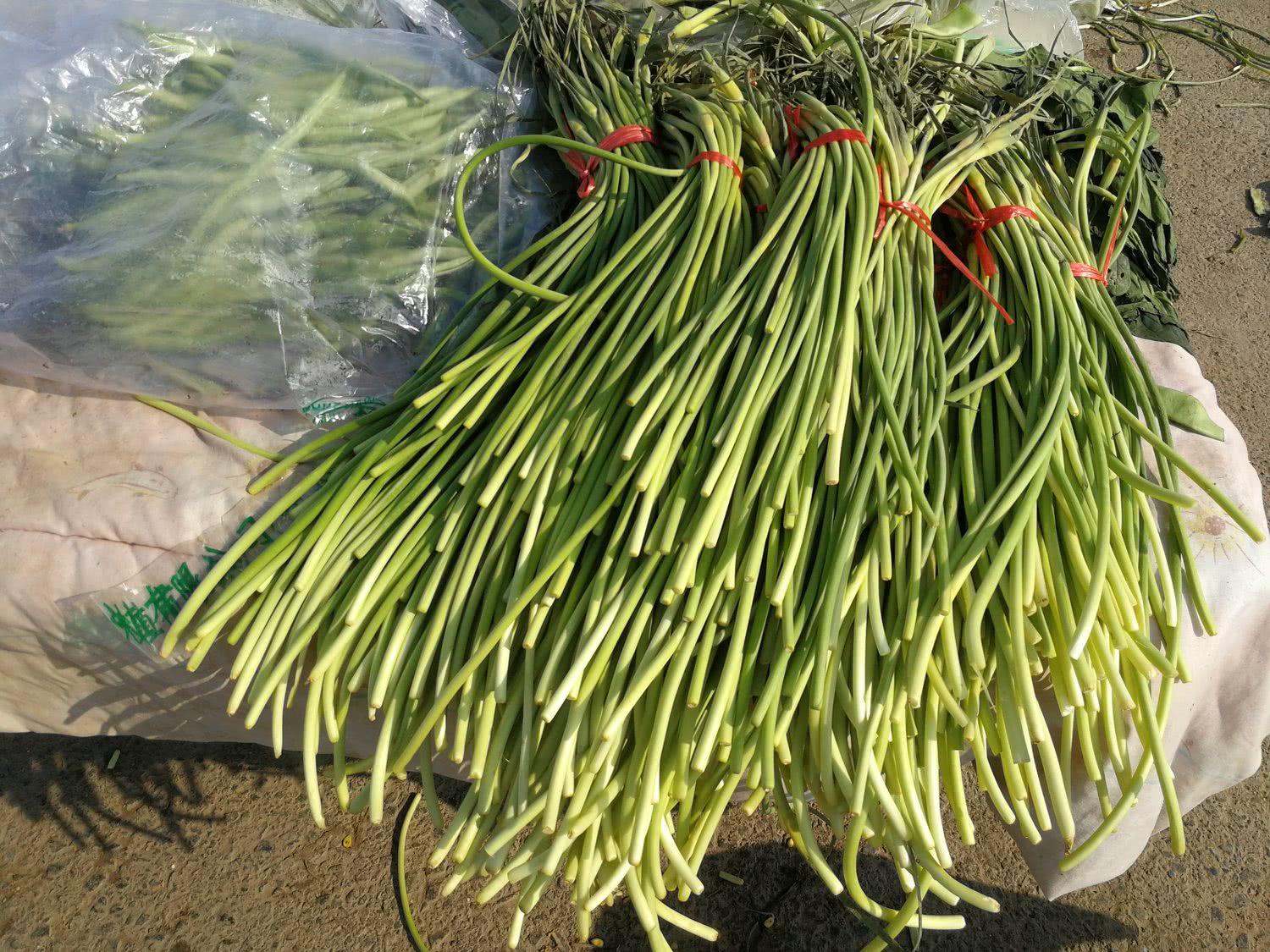 春節(jié)菜價顯金貴，蒜薹20元1斤，香椿芽42元1斤，比牛肉還貴