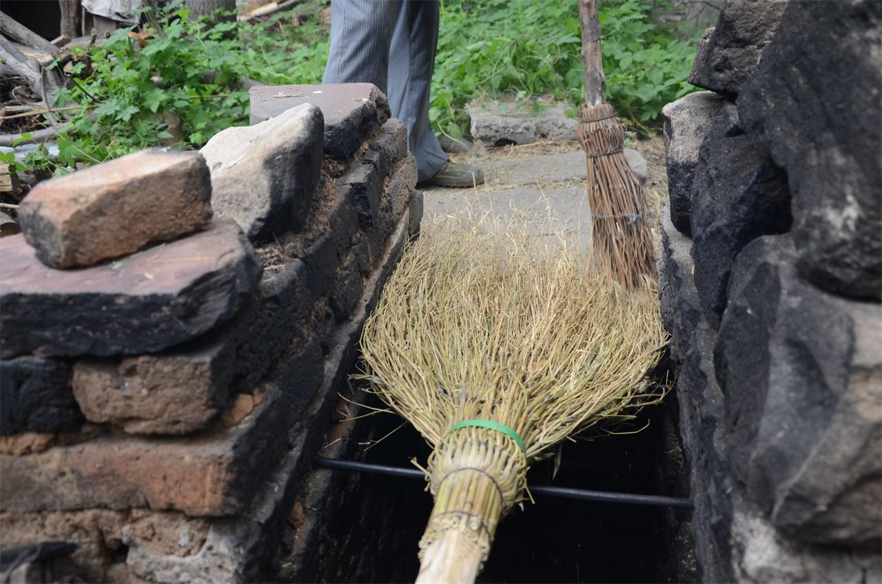 河南農(nóng)村老人手工做掃帚，一把賣(mài)28塊錢(qián)，一年能做一千多把